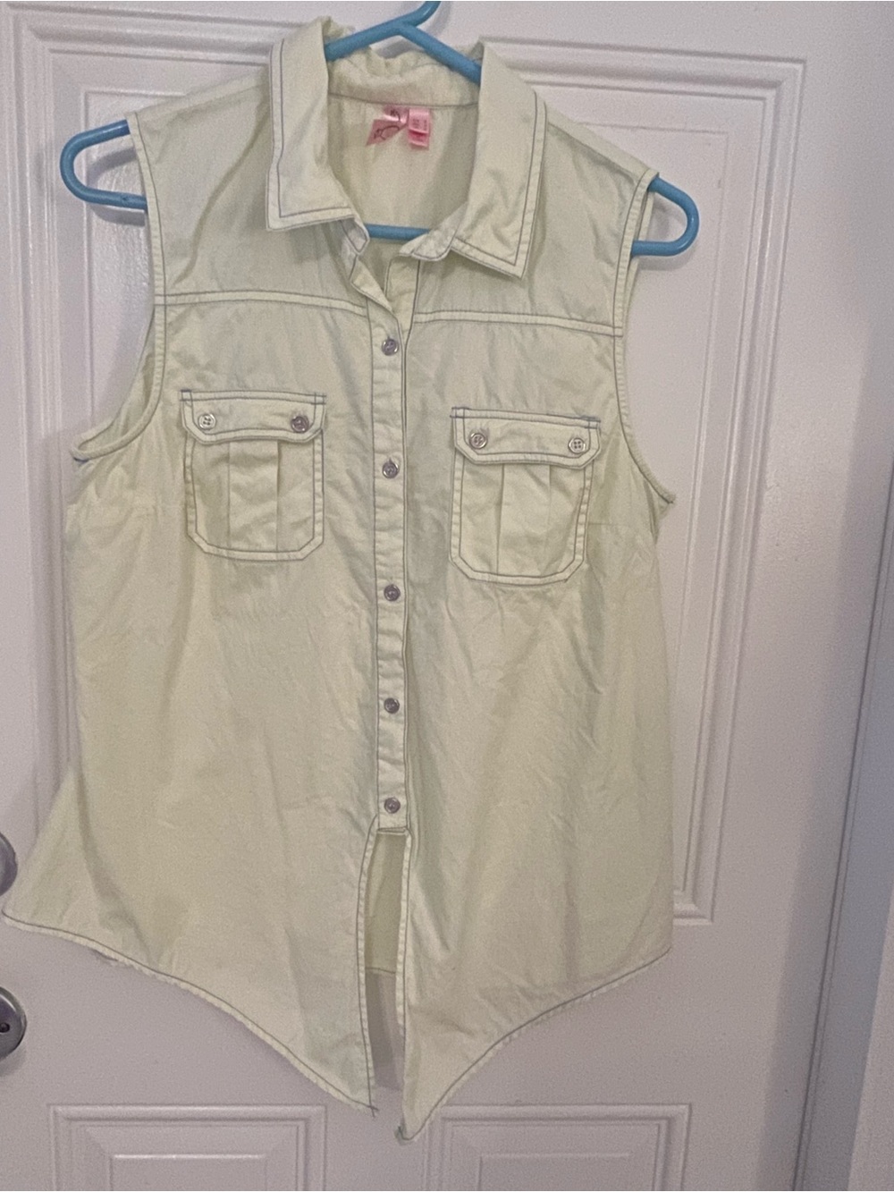 Sleeveless Button-Front Shirt with Pointed Hem - Light Lime Green